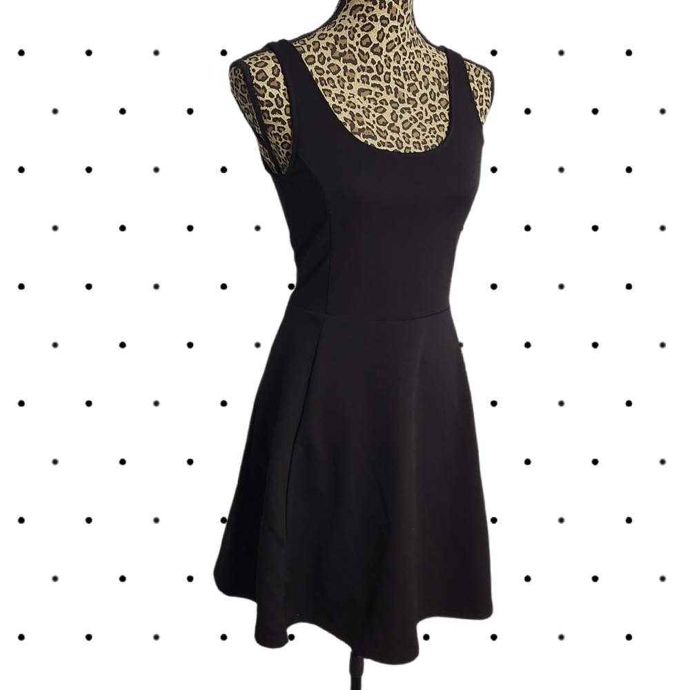 DIVIDED Little black dress with A line skirt (12)